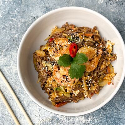 Гречневая лапша с креветками, овощами и соусом карри в Food market skolkovo по цене 650 ₽
