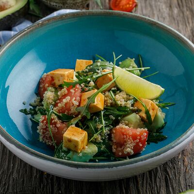 Салат с киноа и маринованным тофу в Пряности & Радости на Васильевском по цене 490