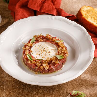 Тартар из говядины с джонджоли, муссом из пармезана и тостом в Хочу харчо по цене 1190 ₽