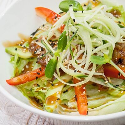 Теплый салат с курицей в Bella Vita по цене 545 ₽