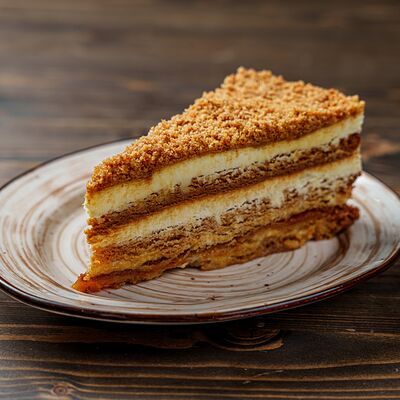 Торт Медовик в Гастробар Феллини по цене 270 ₽