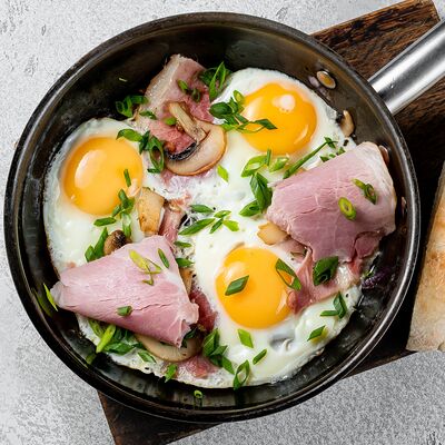 Яичница из трех яиц с Тамбовским окороком в Сие Паста по цене 690 ₽