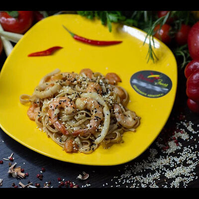 Лапша Удон с морепродуктами в Восток запад по цене 570 ₽