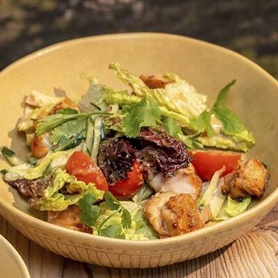 Салат с цыпленком и имбирной заправкой в Хочу Пури по цене 570 ₽