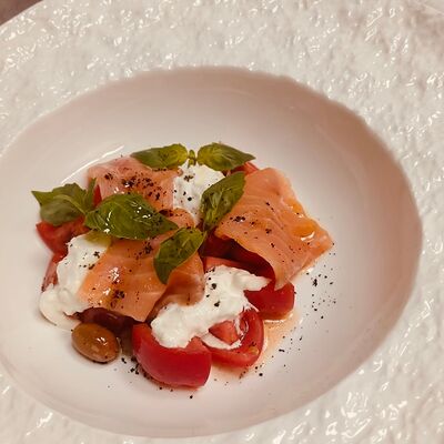 Салат с лососем, томатами и страчателлой в Терра по цене 1250 ₽