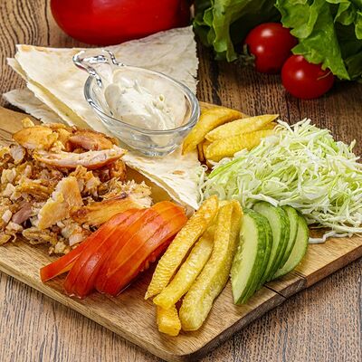 Шаурма на тарелке с курицей в ШАУРМА 24-7 по цене 520 ₽