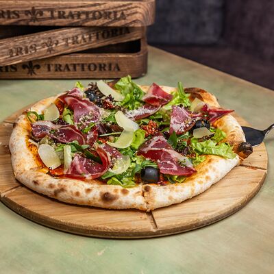 Пицца с прошутто и микс-салат в Iris по цене 890 ₽