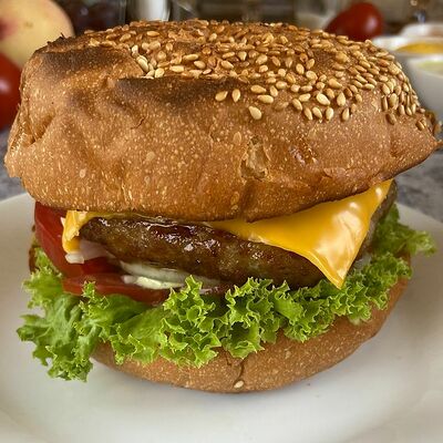 Бургер с говядиной в МангалРум по цене 590 ₽