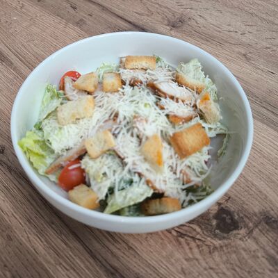 Салат Цезарь с курицей в Панеттоле по цене 375 ₽