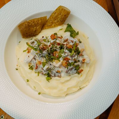 Строганов с картофельным пюре в Тепло по цене 648 ₽