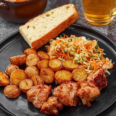 Обед с шашлыком из куриного бедра и чай в Мясо есть по цене 389 ₽