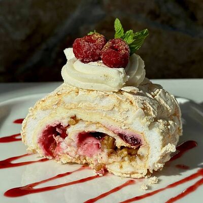 Меренговый рулет с вишней в Арт-шоу ресторан Балаган Сити по цене 410 ₽