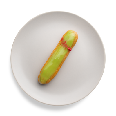 Эклер с фисташками и малиной в Готово китчен по цене 160 ₽