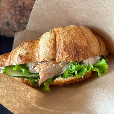 Круассан с индейкой су-вид в ХВОСТ по цене 350 ₽