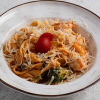 Феттуччине с креветками и брокколи в Сакура