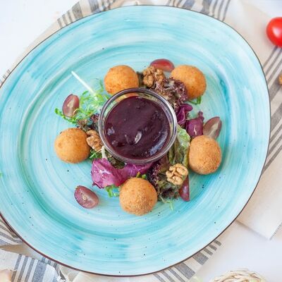 Жареный сыр в панировке с персиковым соусом в Квартира 162 по цене 450 ₽