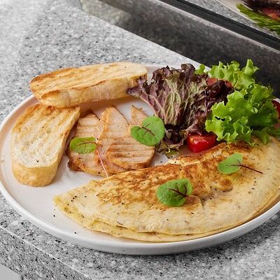 Омлет с курицей и грибным соусом в People по цене 540 ₽