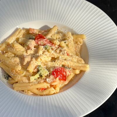 Казаречче с копченым лососем, брокколи и томатамив Berberry & ptichka по цене 750 ₽