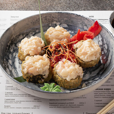 Жареный ролл с лососем и морским гребешком в Tasty box по цене 460