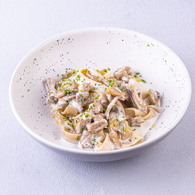 Феттучини с куриным бедром и лесными грибами в Мечтатели по цене 530 ₽
