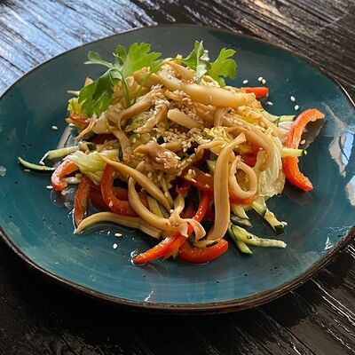 Салат из овощей и кальмара в Длинный нос по цене 220 ₽