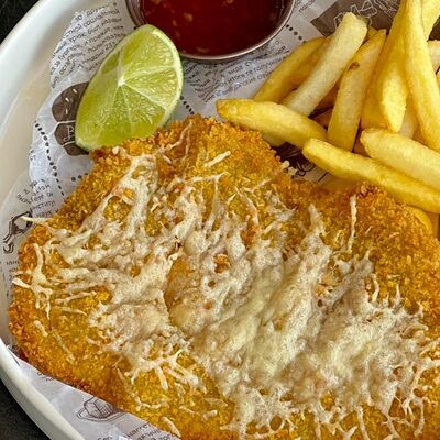 Говяжья вырезка в панировке с картофелем фри и тайским соусв Berberry & ptichka по цене 999 ₽