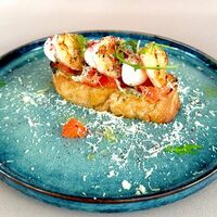 Брускетта с креветками и моцареллой в Piccola Pizza