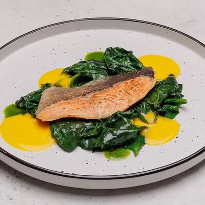 Стейк из лосося на подушке из шпината с цитрусовым соусомв Амстердам по цене 940 ₽