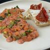 Тартар из лосося со сливочным соусом и икрой Тобико в По Чесноку по цене 750