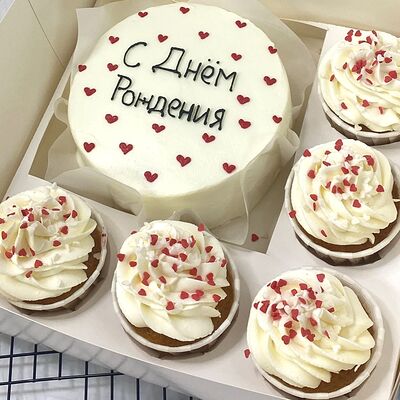 Бенто-торт и 5 капкейков С днем рождения с посыпкой в Кондитерский дом Медовый по цене 3450 ₽