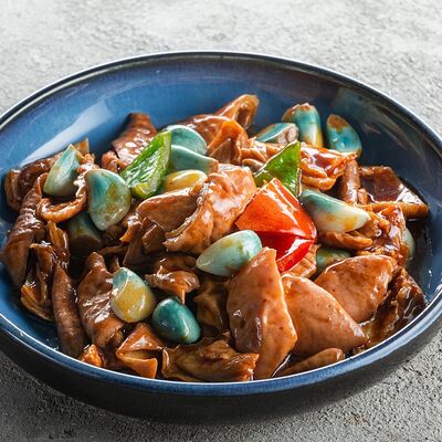 Свиная гузенка, жаренная с маринованным чесноком в See China по цене 490 ₽