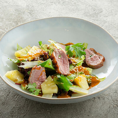 Салат с уткой, ананасом и заправкой манго-чили в Склад 22 по цене 640