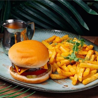 Сырный бургер в Хочу и буду по цене 833 ₽