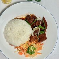 Ком Бо шот - рис с тушёной говядинойв Pho Nem