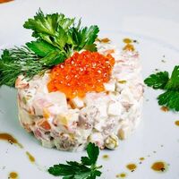 Оливье с королевскими креветками и красной икрой в Бо-Бо