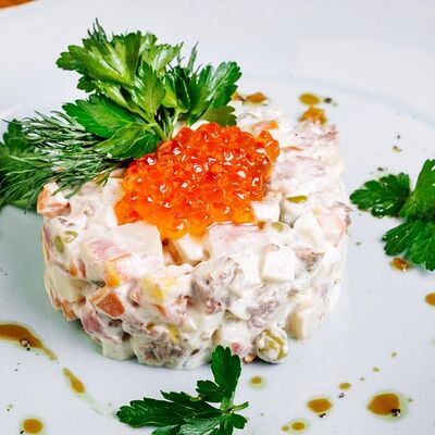 Оливье с королевскими креветками и красной икрой в Бо-Бо по цене 1080 ₽