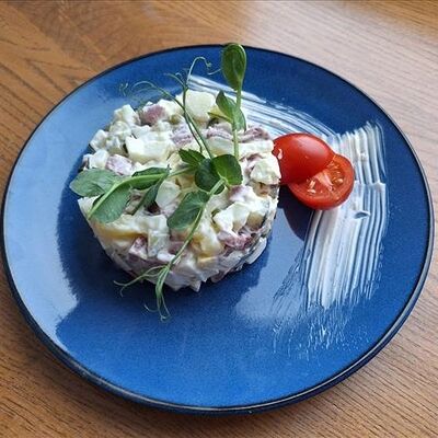 Оливье с копченой говядиной и листом салата в Соль & Перец по цене 467 ₽