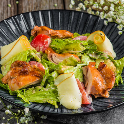 Салат с курицей и сыром сулугуни в Пряности & Радости на Московском по цене 490 ₽