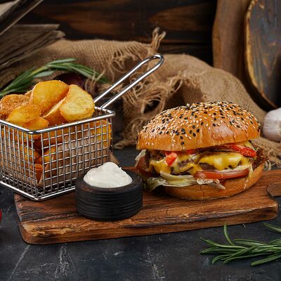 Биф бургер Батя в Escobar Burgers Tako & Buritto Premium по цене 1290 ₽