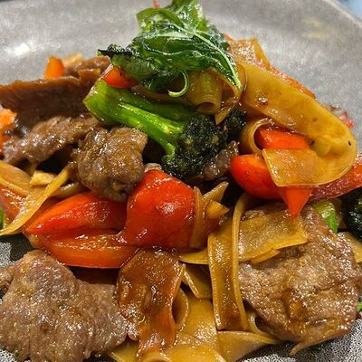 Лапша Пад Ки Мао с говядиной в Tsingtao по цене 1110 ₽