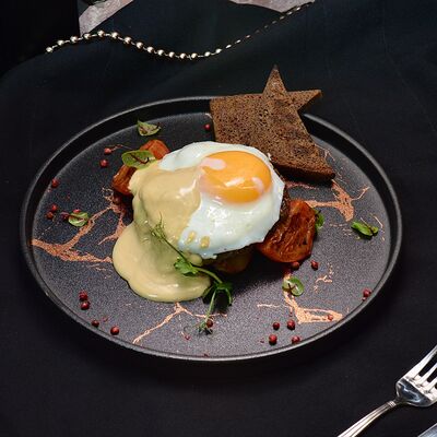 Бифштекс с яйцом и овощами в Правда по цене 850 ₽