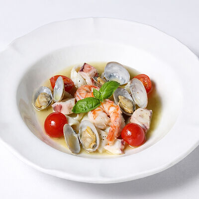 Теплый салат с морепродуктами в Mio Bistrot по цене 1750 ₽