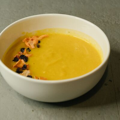 Крем-суп из мускатной печёной тыквы с дегидрированным овощными чипсами в Крапива по цене 480 ₽