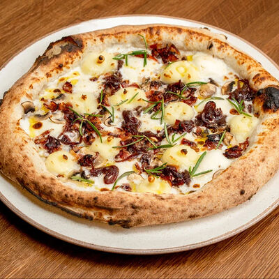 Фирменная пицца Il Pizzaiolo с картофелем и хрустящим беконом в Il Pizzaiolo по цене 880 ₽