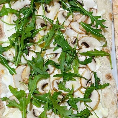 Грибы, сыр, трюфельное масло, руккола в Babbo family cafe по цене 780 ₽