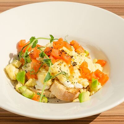 Скрэмбл с авокадо и копчёным тунцом в Four по цене 650 ₽