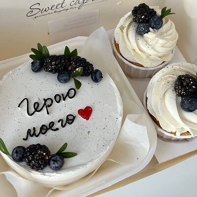Набор десертов на День Отца Бенто-торт и 2 капкейка в Sweet Caprice по цене 2590 ₽