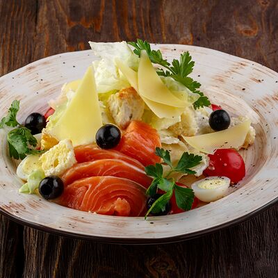 Салат Цезарь с семгой в У Ханумы по цене 600 ₽