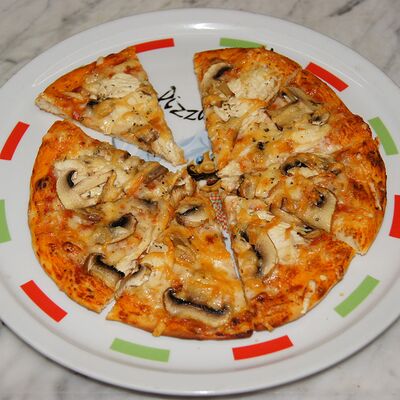 Детская пицца Курочка с грибами в Шашлыки & Пироги по цене 375 ₽