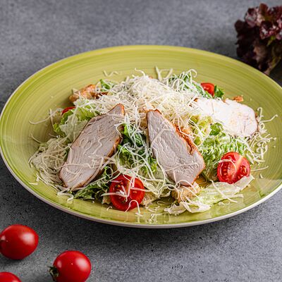 Салат Цезарь с курицей в Три Кувшина по цене 620 ₽
